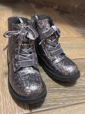 Old Navy Girls Glitter Lace-Up Boots in Silver Gray
